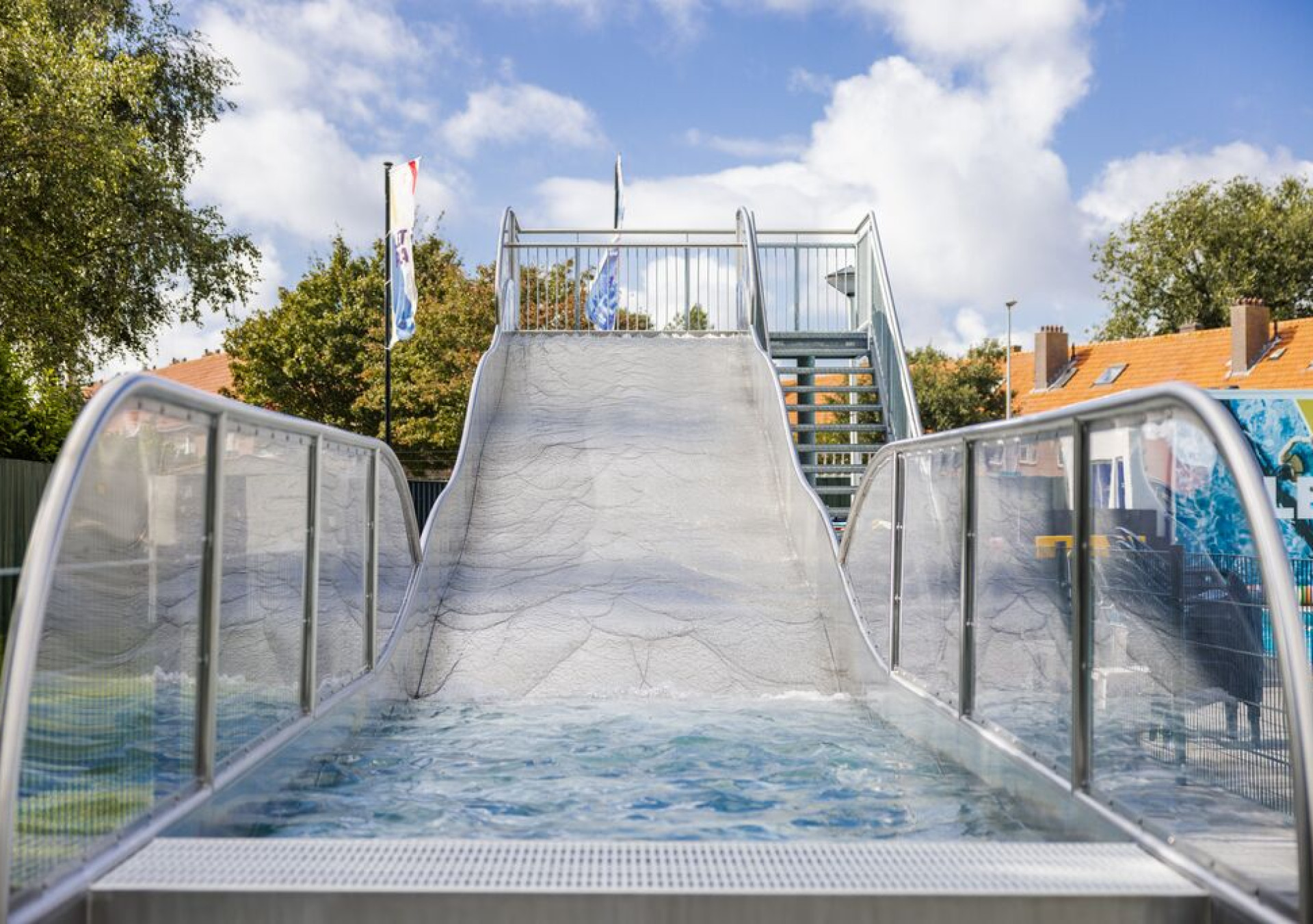 Grote brede glijbaan voor jouw waterplezier