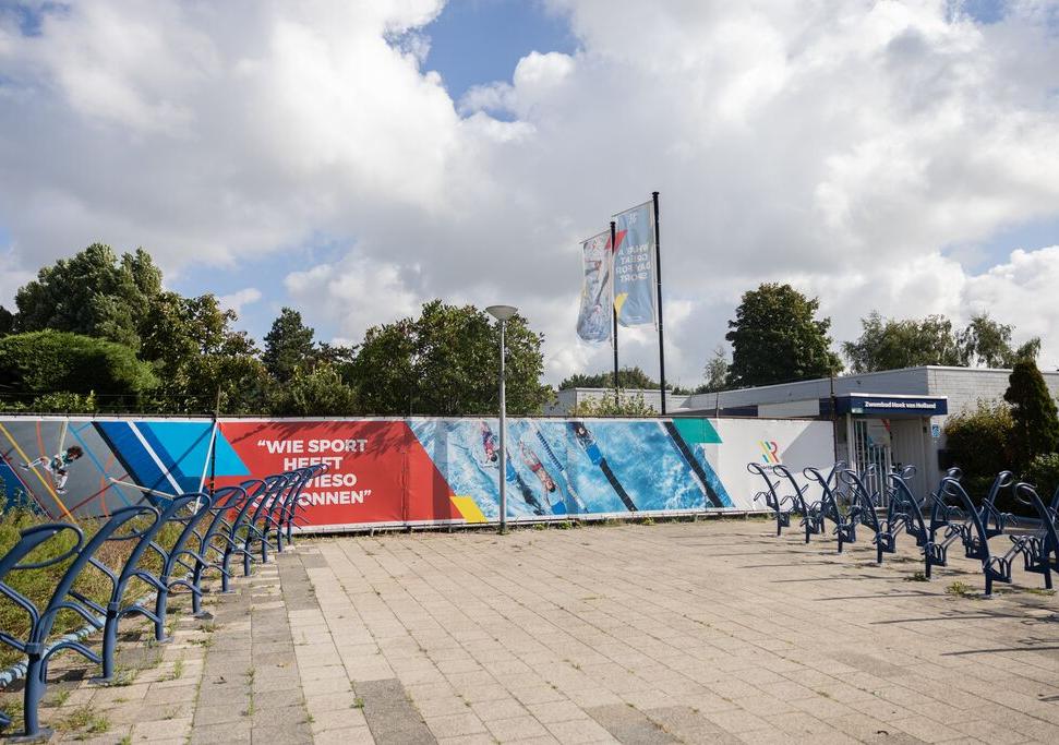 Entree met fietsenstalling